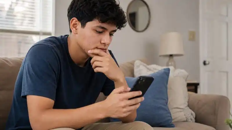 Abreviatura ambigua en una conversación de chat informal